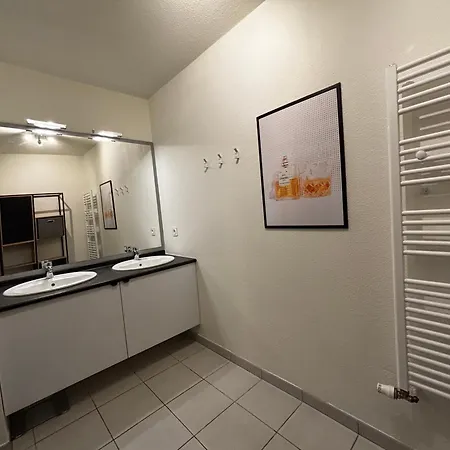 A Pied 5min, Terrasse, 2 Parkings, Renove アパート